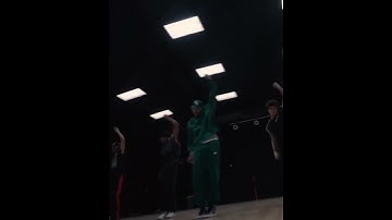 Chris Brown rehearses Michael Jackson