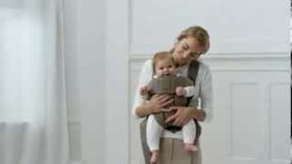 Видеоинструкция BabyBjorn: как носить ребенка в рюкзаке-кенгуру лицом вперед.(В ролике показано как правильно носить ребенка в рюкзаке-кенгуру фирмы BabyBjorn лицом вперед., 2014-02-14T12:24:23.000Z)