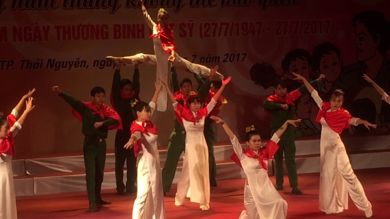 Múa linh thiêng Việt Nam sơn tiến hội