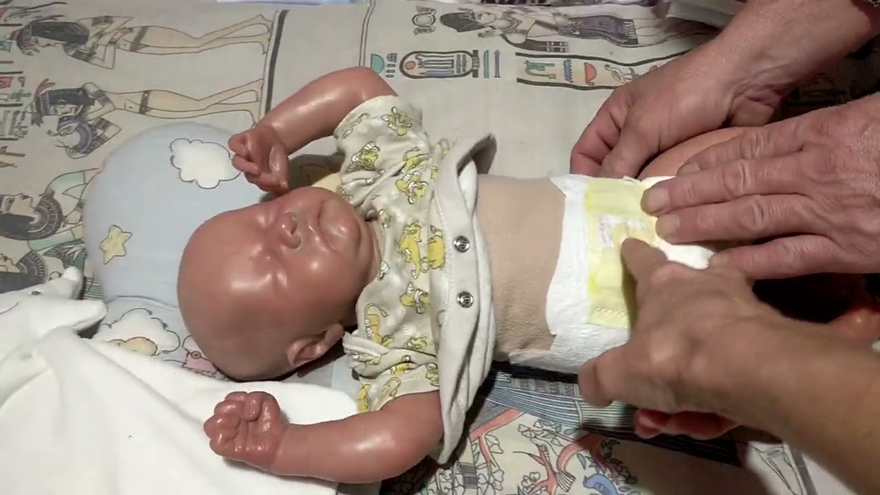 Хороррррр. Папа меняет подгузник реборну.