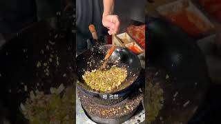 焦作街头的“炒肉夹馍”，有人吃过吗？5块钱加满满牛肉，太实在了 #肉夹馍