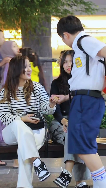 CEWEK BAJU HITAM NYESAL EH JADI NGEMIS #viraltiktok #trending #trending #shorts