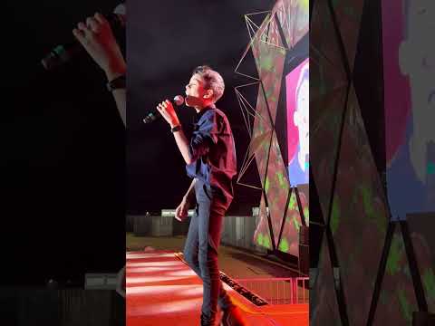 Alejandro Rodrigues canta Andorinha machucada na festa do morango em Braslândia