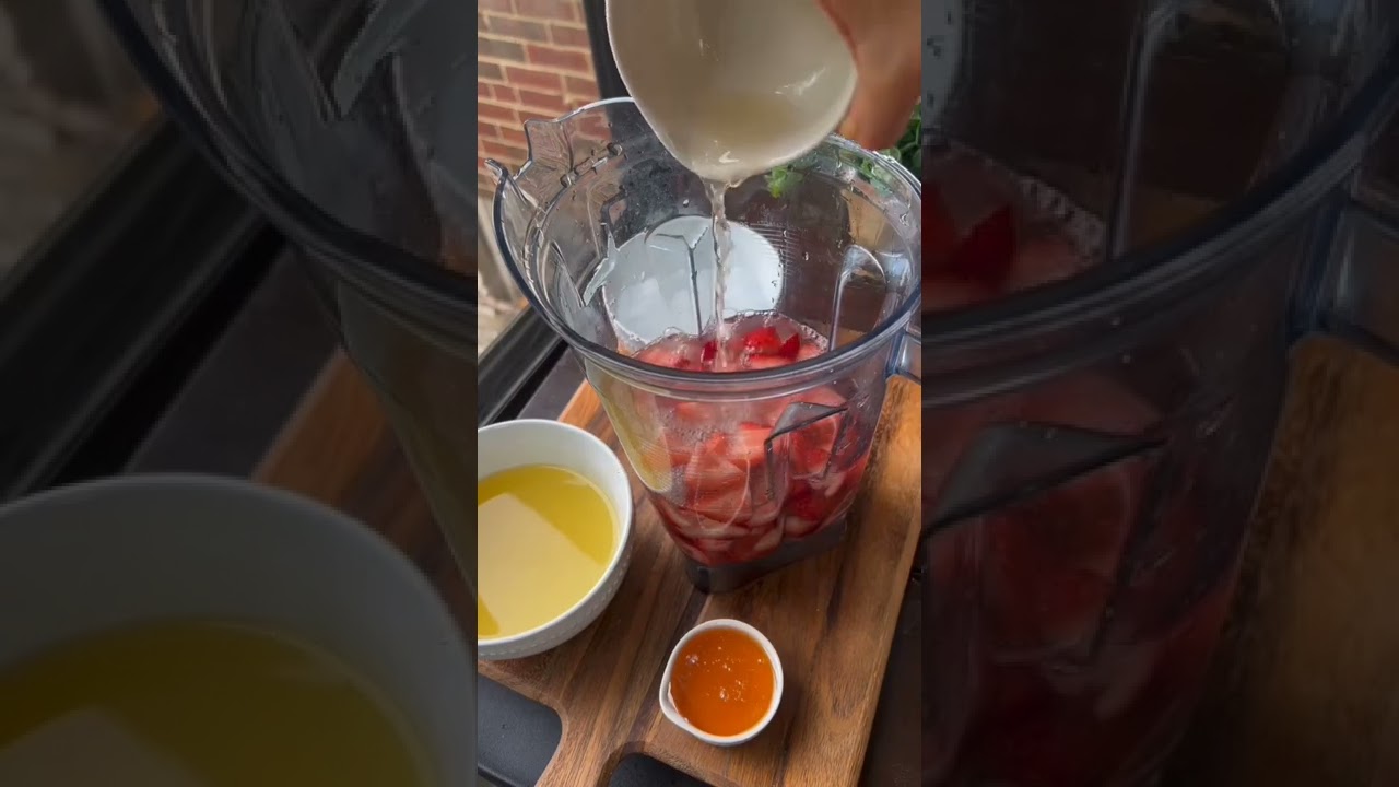 Healthy 4 ingredient strawberry lemonade 🍓 the easiest summer drink!