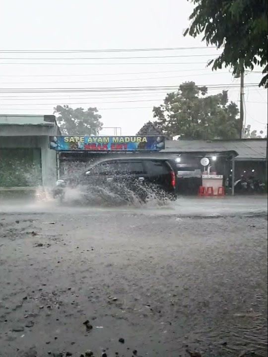 video efek cipratan air hujan dari mobil yang melaju