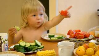 Смешные дети: Влада ест вкусненькие огурцы и ужасные помидоры Смешные дети: Влада ест вкусненькие огурцы и ужасные помидоры