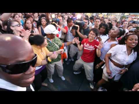 Michael Jackson Moonwalk Flashmob hits Yonge Dunda...