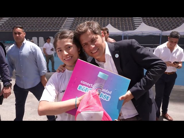 Kicillof entregó 750 computadoras para estudiantes de la región capital