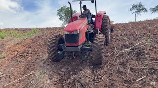 O tratorista foi cortar terra na ribançeira com o Massey Ferguson traçado