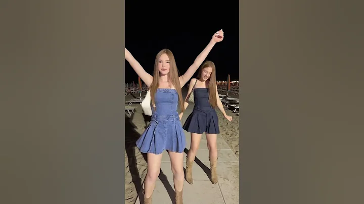 🫶🏻😅 #twins #dance #trending #shortvideo #beach #trend #holiday #rimini #fun