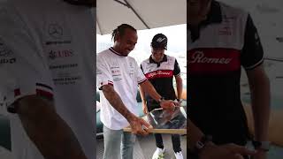Valtteri gifts Lewis a signed print of his botASS photo😂