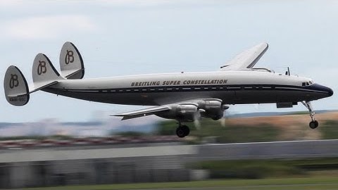 Spectacular Lockheed Super Constellation visual Approach - Paris Air Show 2013 ( HD )