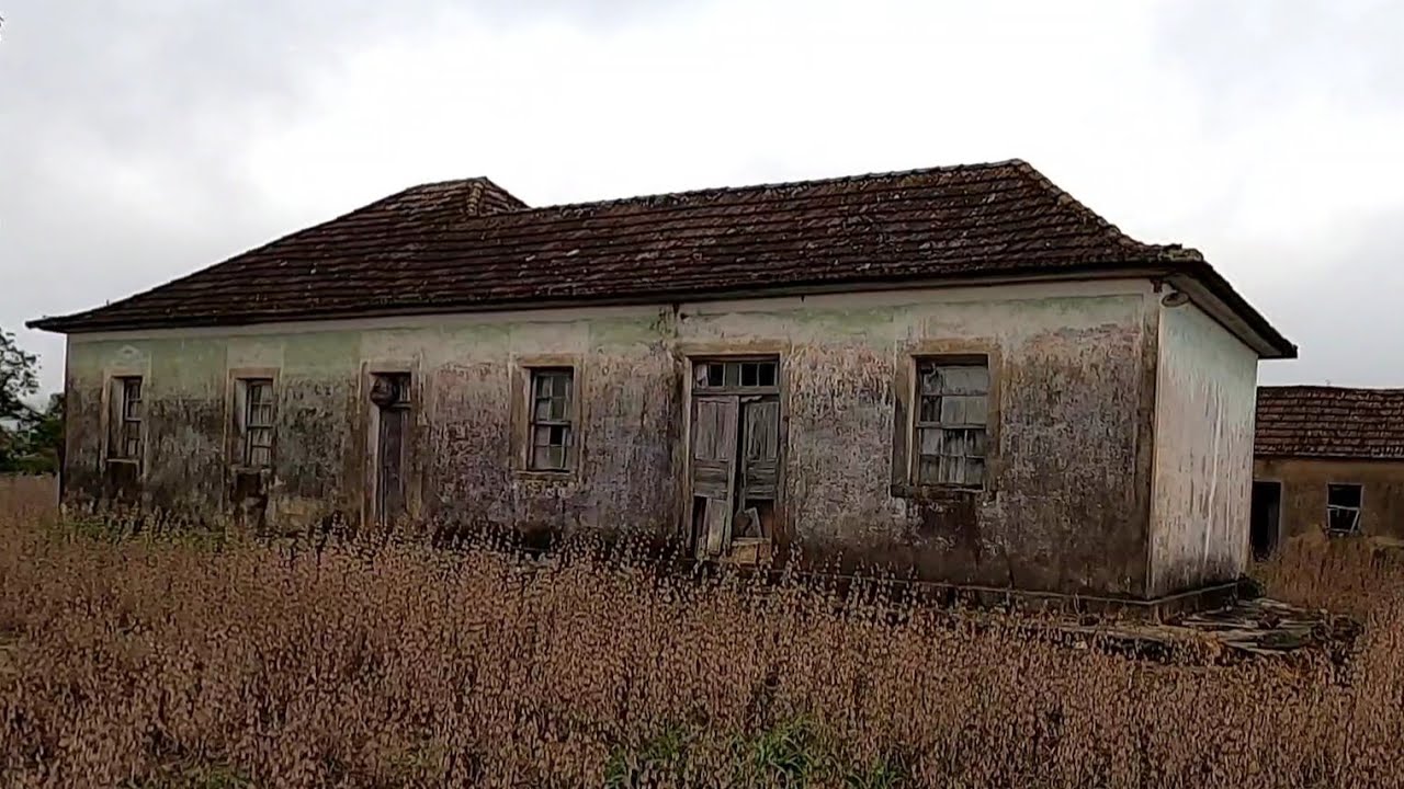 PRATOS ANTIGOS LINDOS E UM ARMÁRIO NA PAREDE QUE NUNCA VIMOS ANTES
