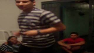 Vitor dançando Rebolation.