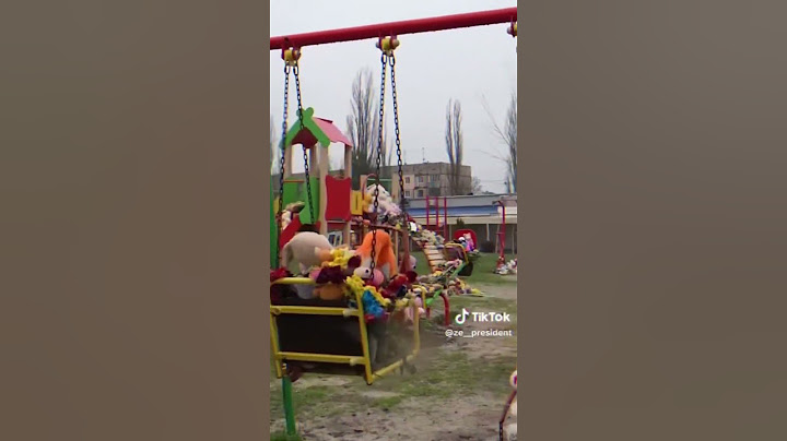 Володимир Зеленський у Кривому Розі на місці куди вдарила російська ракета.