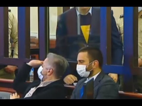 სააკაშვილის ისტერიკული შეტევები და ნიკა გვარამია, რომელიც ხელით ანიშნებს, რომ გაჩუმდეს