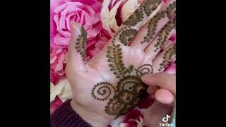 L'inscription au henné est très facile et belleنقش الحناء سهل وجميل جدا
