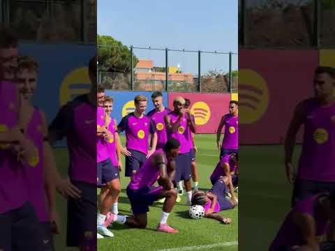 😴 رافينيا قوووم خلصنا تصوير 🤣تدريبات برشلونه .نوم Rafinha sleep 😴 Barcelona training wake up