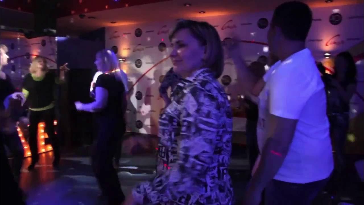 Караоке вечеринка. Петь караоке свадьба. Девушка поет. Петь караоке свадьба. Свадьба пела.