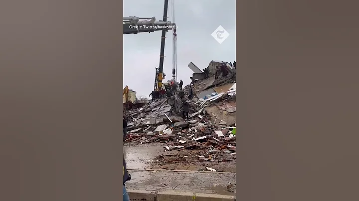 Moment building collapses in Turkey as rescuers continue earthquake searches - DayDayNews