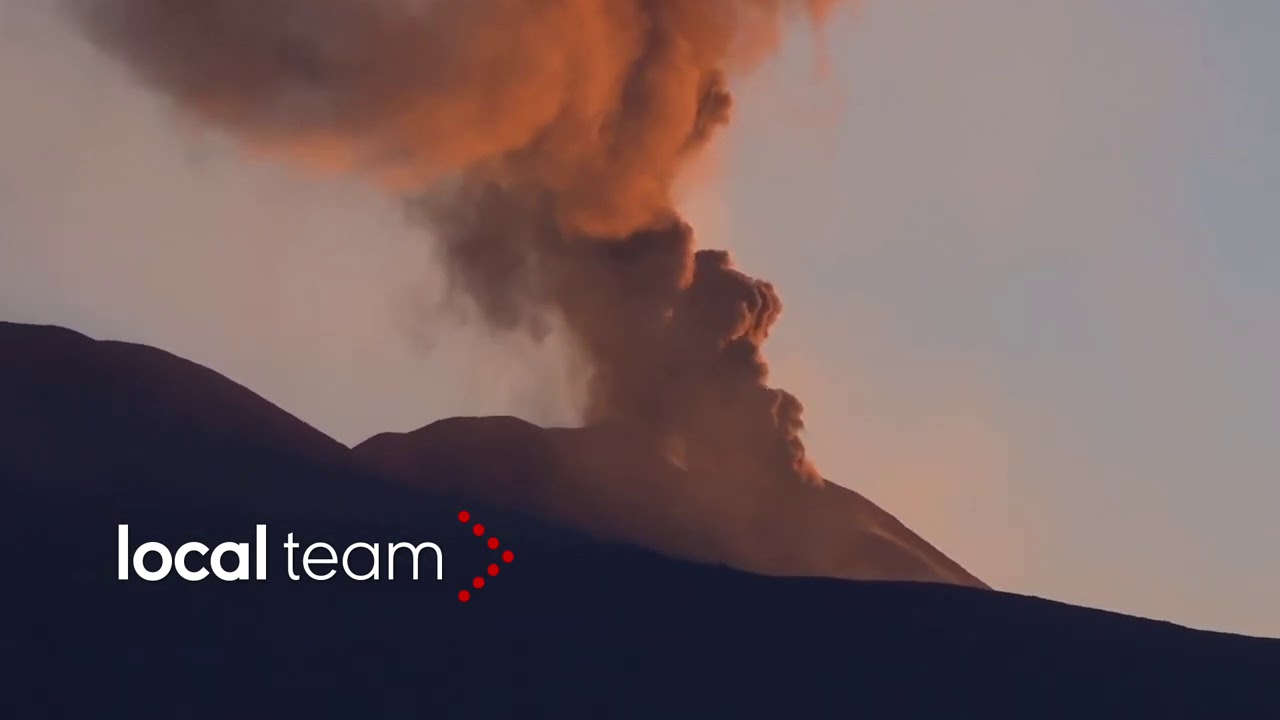 Etna, l'alba dopo il parossismo: la colonna di fumo dal vulcano