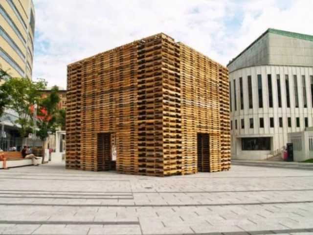 gebaut aus 810 europaletten architektur eingang