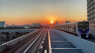 夕焼け染まるお台場、ゆりかもめ7500系 56編成 台場駅