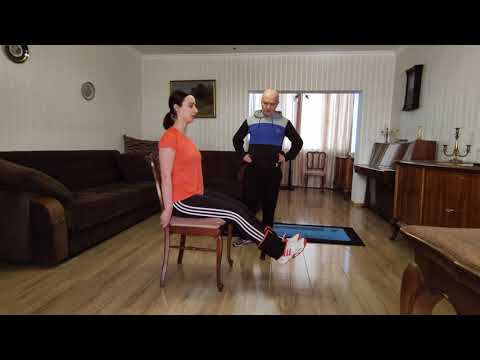 ფეხების გაშლა სიმძიმეებით სკამზე დამჯდარი, ბარძაყის ოთხთავა კუნთებისათვის.