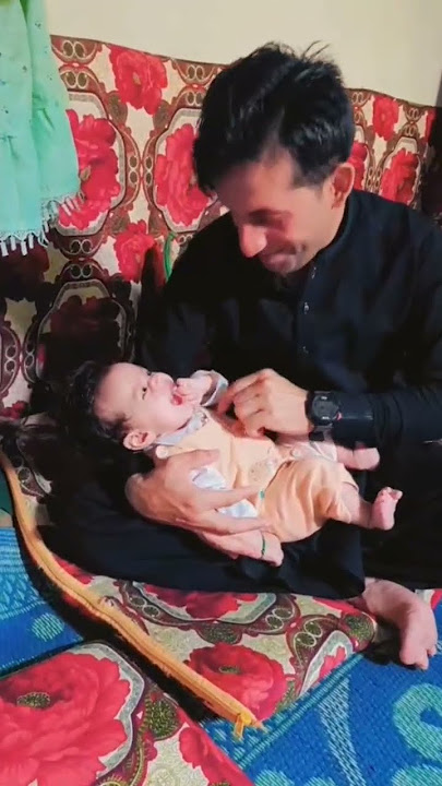 Bayi Kecil Tertawa Dengan Cara Yang Indah