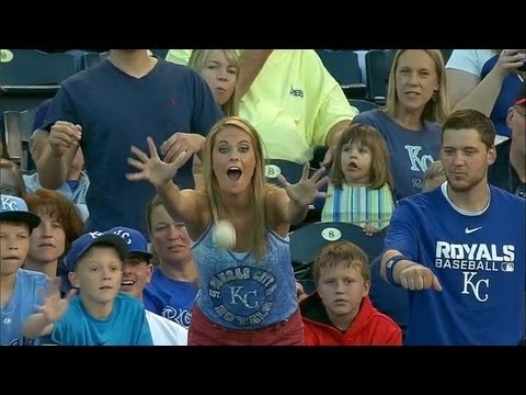Mlb 美人おねえちゃん ボールを子供に横取りされる Youtube Mlb 美人おねえちゃん ボールを子供に横取りされる Youtube