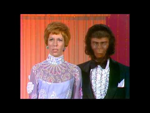 Maymunlar Cehennemi Makyajı giyen Roddy McDowall ile Carol Burnett Gösterisi