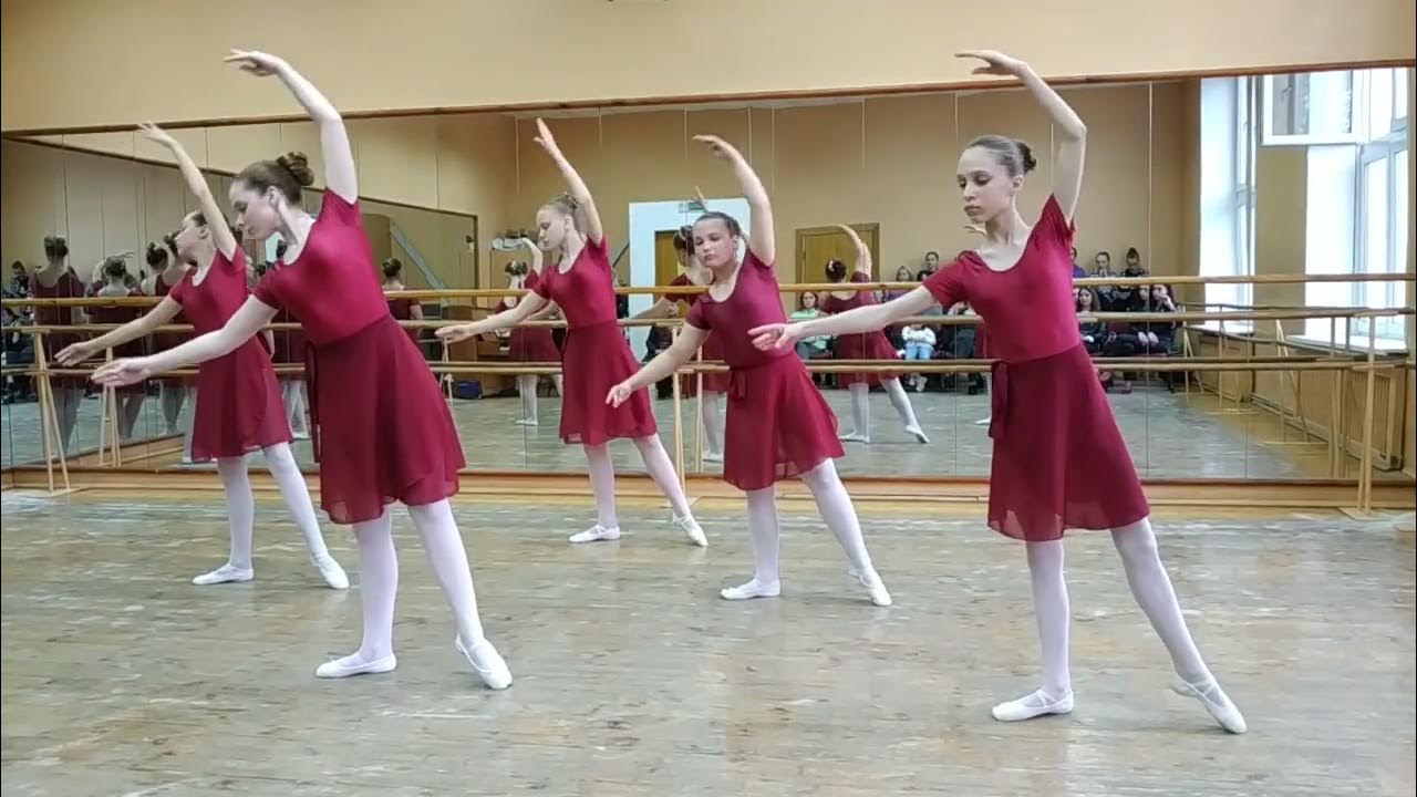 Классический экзерсис у станка. Фраппе в классическом танце. Балет вагановой. Экзамен балет ваганова. Экзамен по классическому танцу.