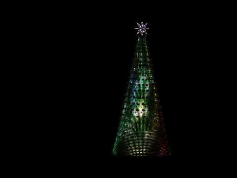 Пиксельное освещение 3D искусственной новогодней уличной елки . fir-tree 3d