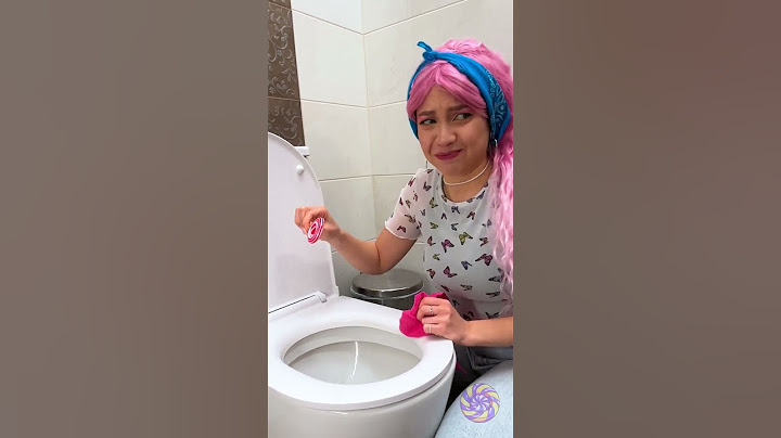 ¡ESPERA! ¡NO! 😱🤢🍭 ¡No te comas mi piruleta de inodoro!