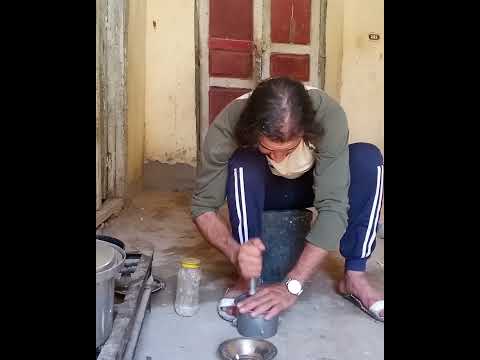 طبيخ ملوخيه امي بتقولي طبيخك احسن من بتاع الحريم دول بيعكو عك رأيكم ايه انفع ولا لا