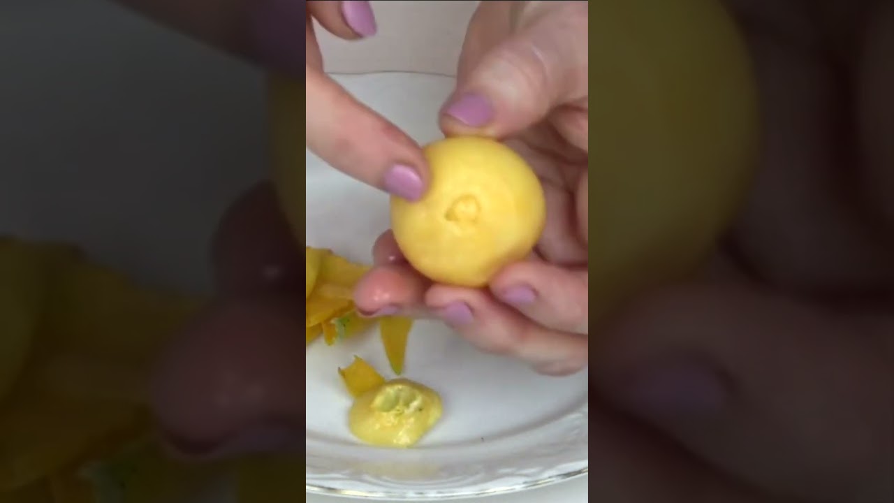 COMO PELAR Y QUITARLE EL HUESO AL NISPERO, SE QUEDARÁ ENTERO #recetasanita #shorts #tipsdecocina