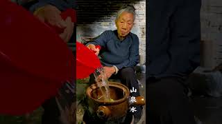 Making corn root tea, the older generation also calls it the land-grabbing tiger to record rural