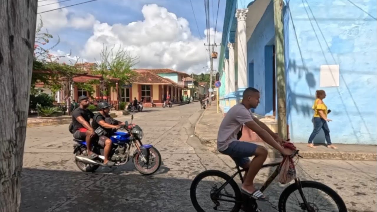 Vida Cotidiana por Baracoa en algunas de sus calles y tiendas.