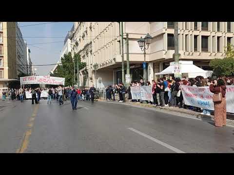 Υποδοχή της πορείας των πυροπληκτων στην Κλαυθμώνος