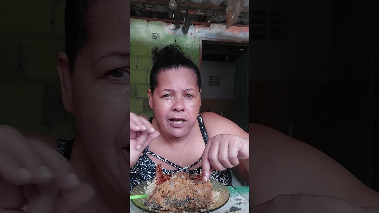 comendo cabeça de peixe frito arroz alho e óleo e farinha 