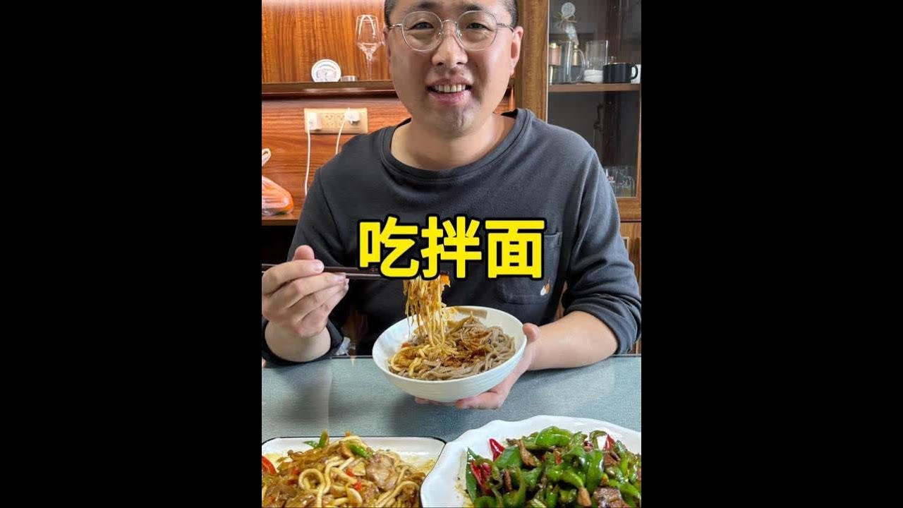 谁懂啊！甘肃娃的本命午餐就是拌面！酸菜粉条肉吸满汤汁，辣子炒肉香得流油，拌匀了扒拉一大口，这才是晌午该有的幸福感 