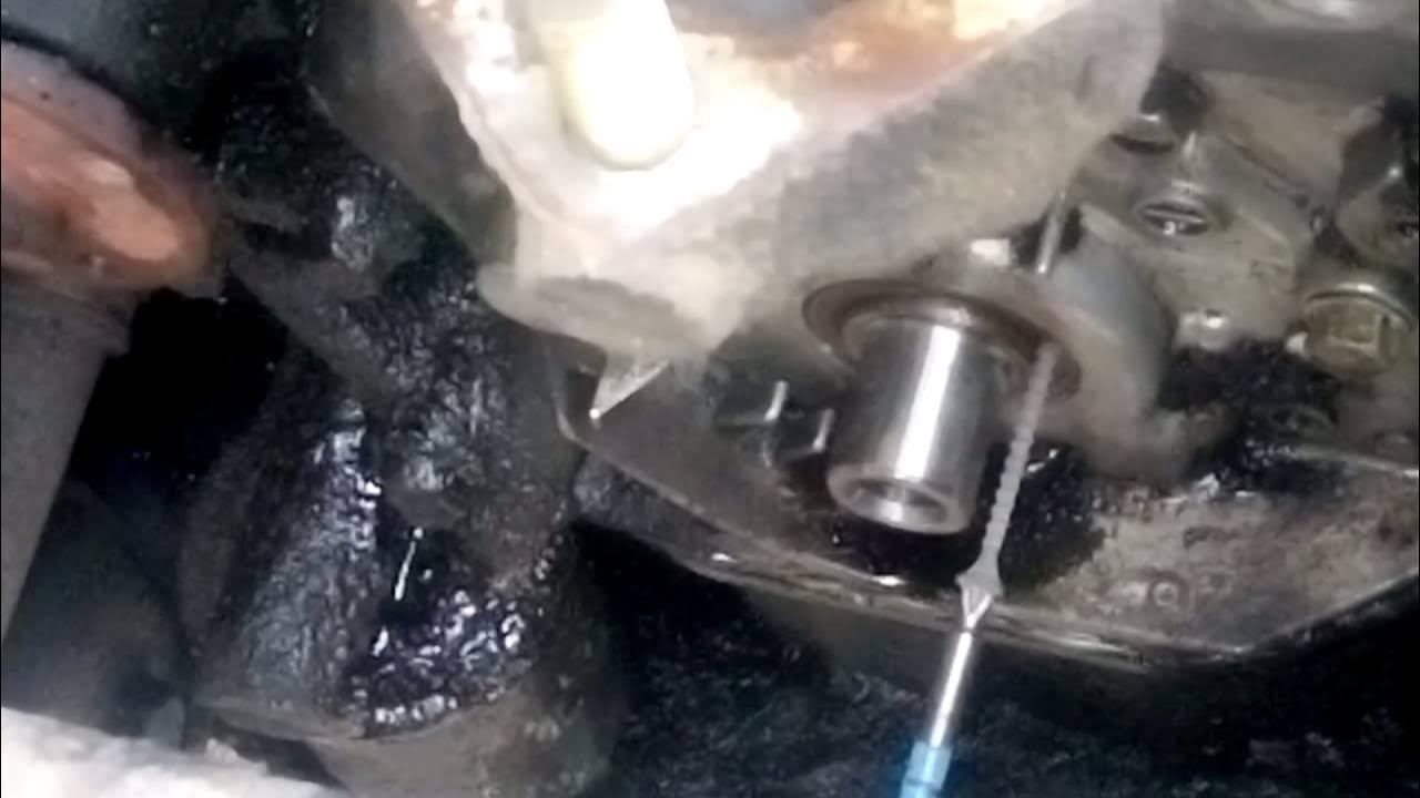Сальник распредвала л200. Как вынуть сальник. Как достать сальник. Сальник распредвала паджеро 4. Течь сальника коленвала приора.