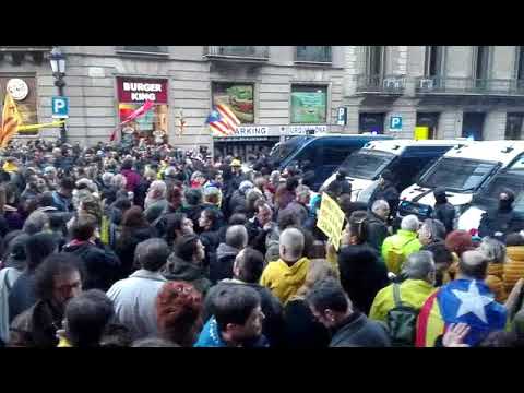 Barcelona recibe al Rey con una cacerolada Diario16 Barcelona recibe al Rey con una cacerolada Diario16