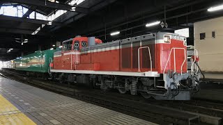 JR札幌駅を発車するDE10-1692と牽引されるマヤ35-1