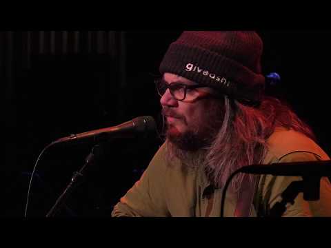 Video: Jeff Tweedy Neto vrednost: Wiki, poročen, družina, poroka, plača, bratje in sestre