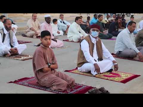 أهالي قمينس يؤدون صلاة العيد بساحات المساجد 
