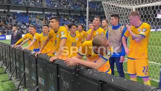 Фанаты общаются с игроками сборной Казахстана