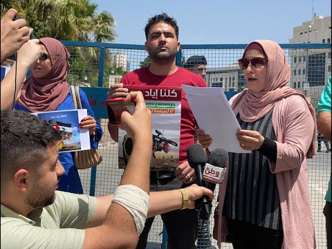 اعتصام برام الله تضامن ا مع الصحفي إياد حمد الذي فصلته وكالة 