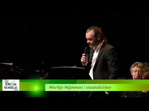 Stadsdichter Martijn Nijdeken draagt gedicht voor in Wisentbos