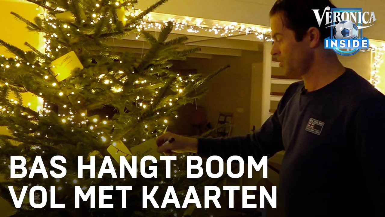 Scheidsrechter Bas Nijhuis tuigt kerstboom op: 'Ik versier hem altijd met gele en rode kaarten'